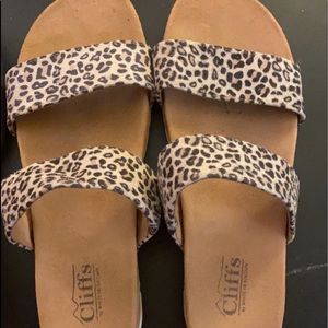 Size 9 Cliffs. Good condition!